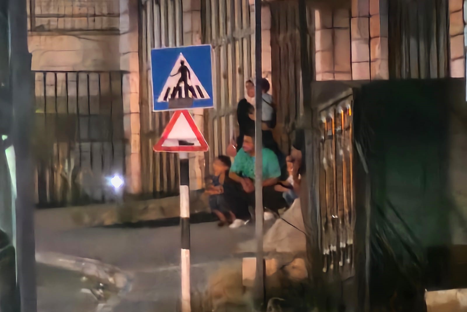 قوات الاحتلال الإسرائيلي تحتجز عددا من العائلات وتمنعهم من الوصول إلى منازلهم بالبلدة القديمة في الخليل 